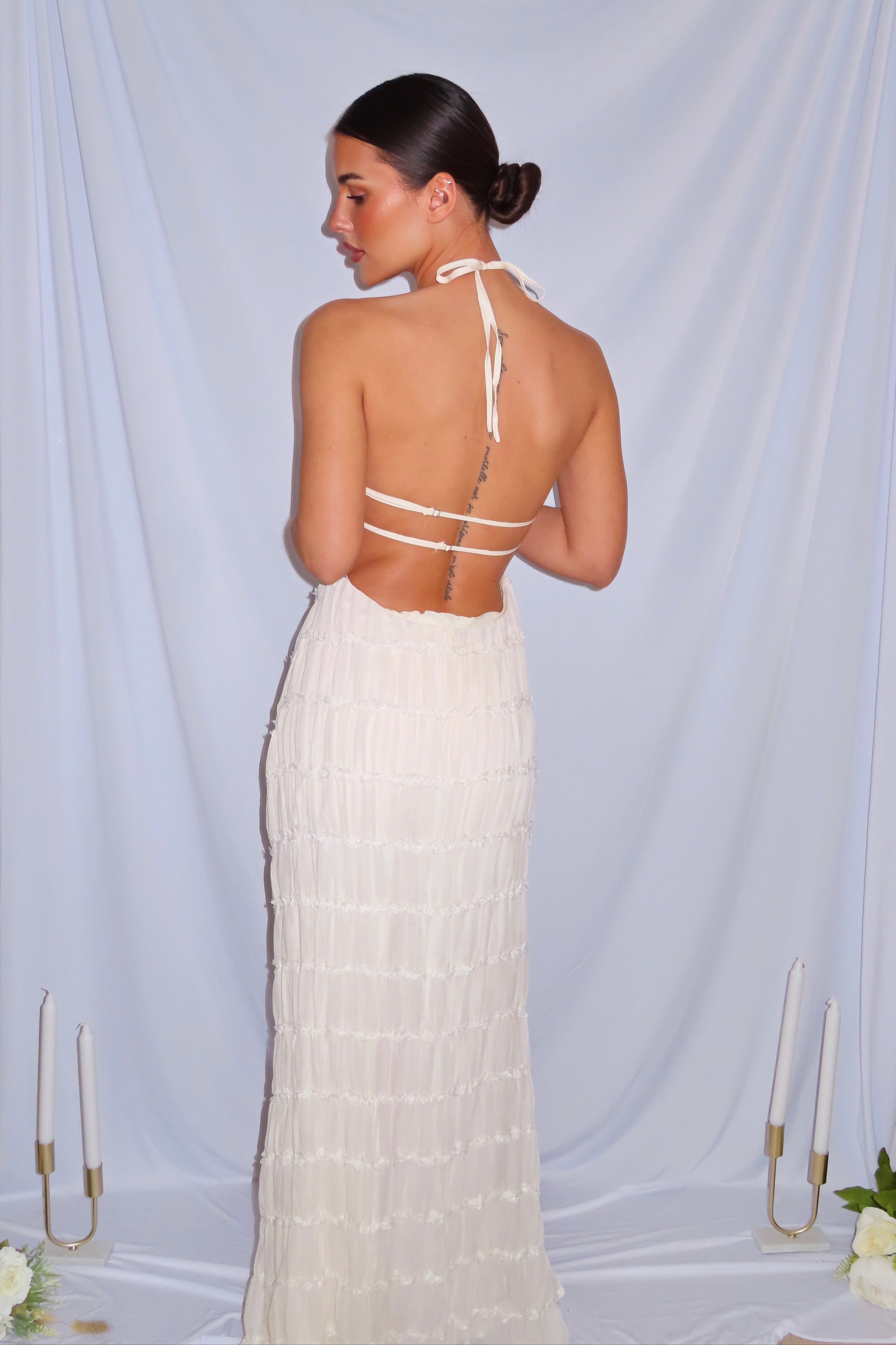 Robe Longue Blanche Plissée – Dos Nu Et Col Licou Élégant