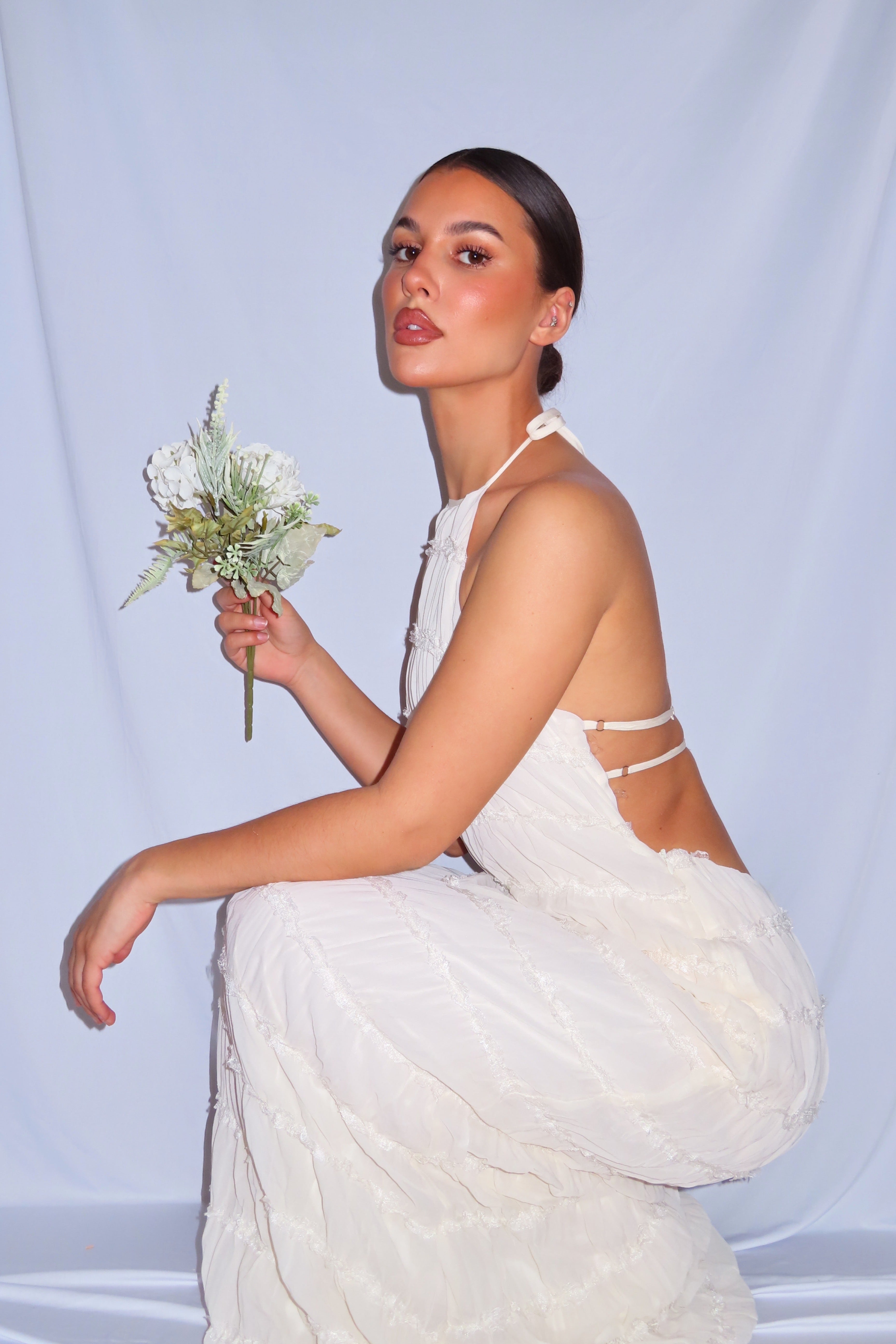 Robe Longue Blanche Plissée – Dos Nu Et Col Licou Élégant