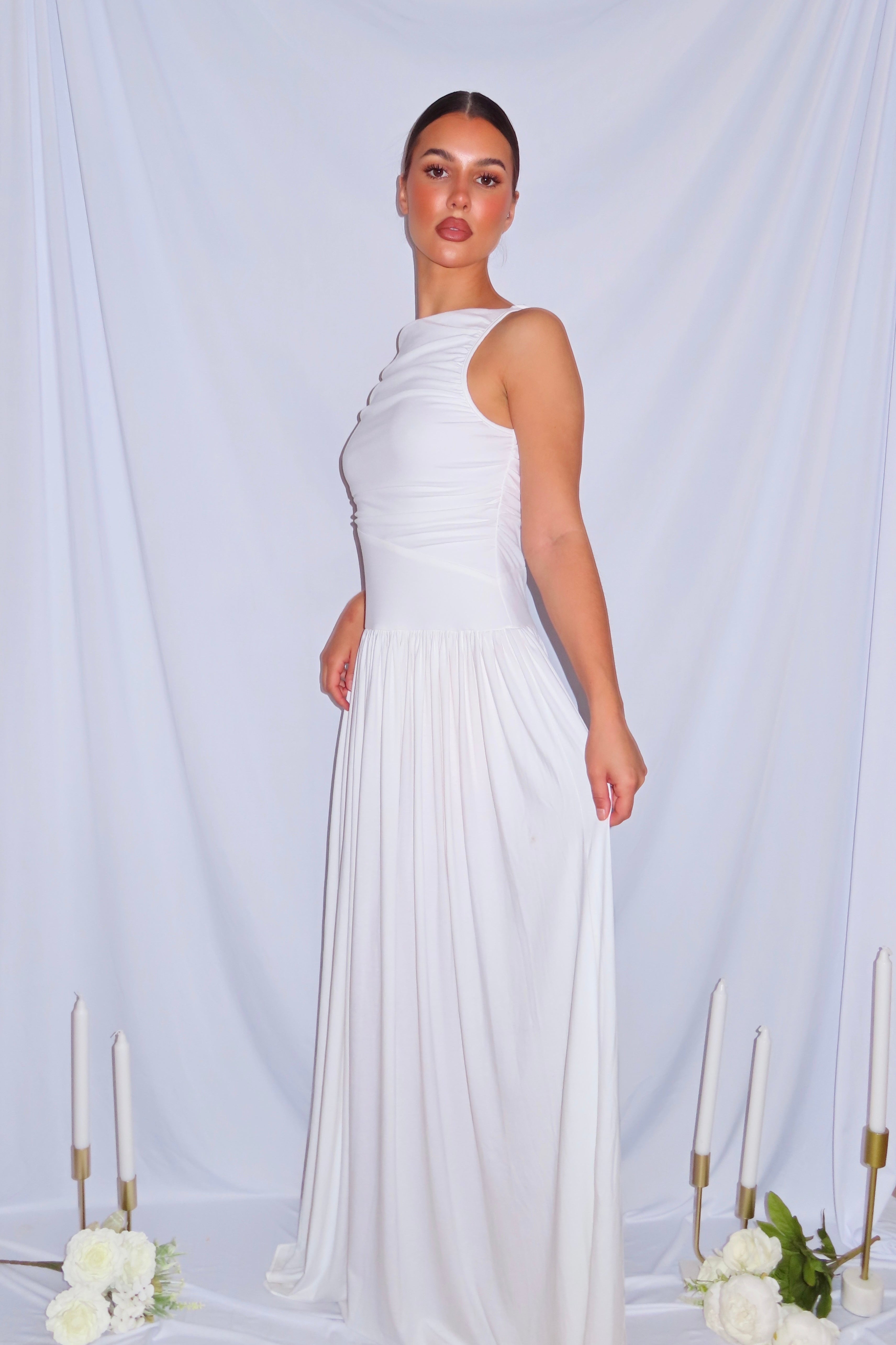 Robe Blanche Longue et Fluide – Coupe Cintrée Et Matière Confort