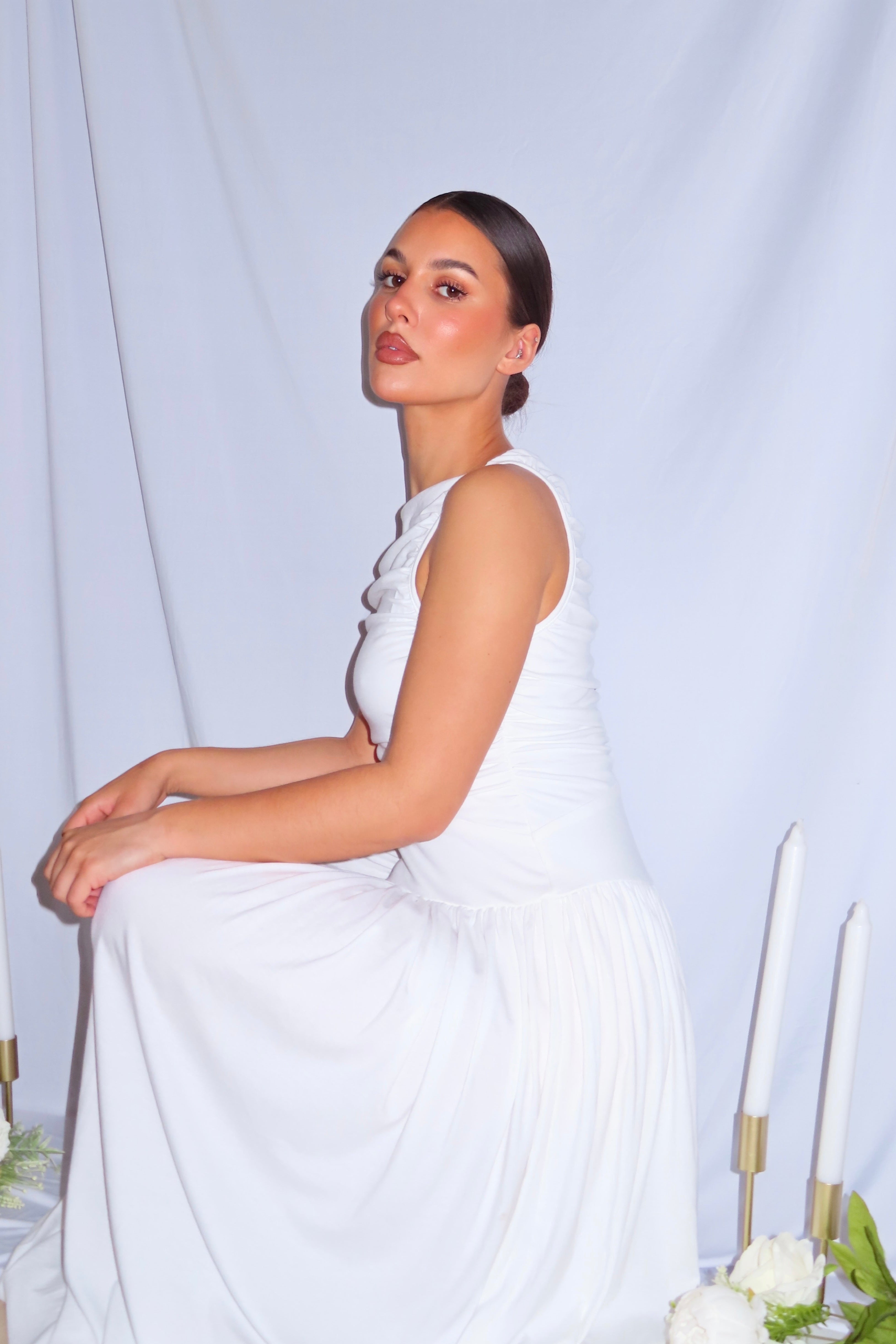 Robe Blanche Longue et Fluide – Coupe Cintrée Et Matière Confort