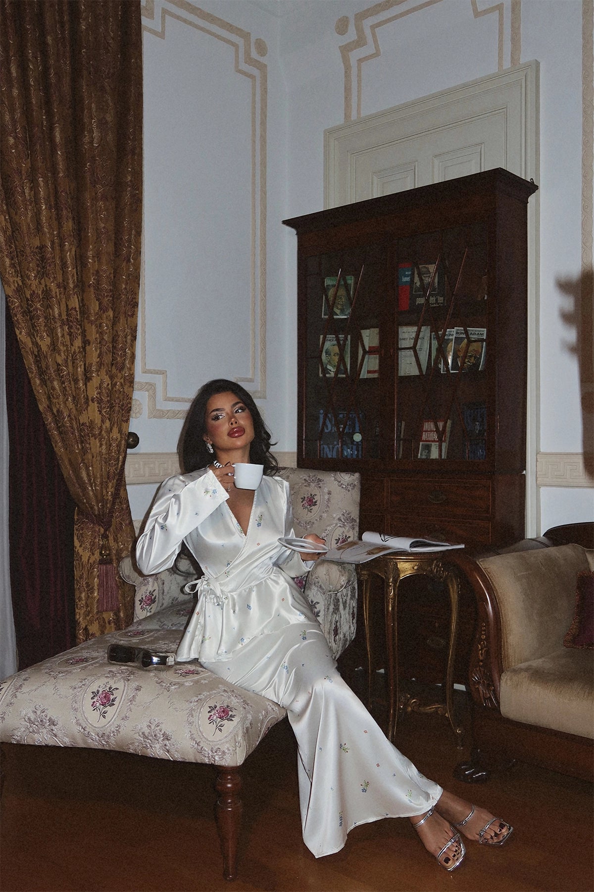Ensemble Jupe et Chemise Blanche Satinée Fleurie
