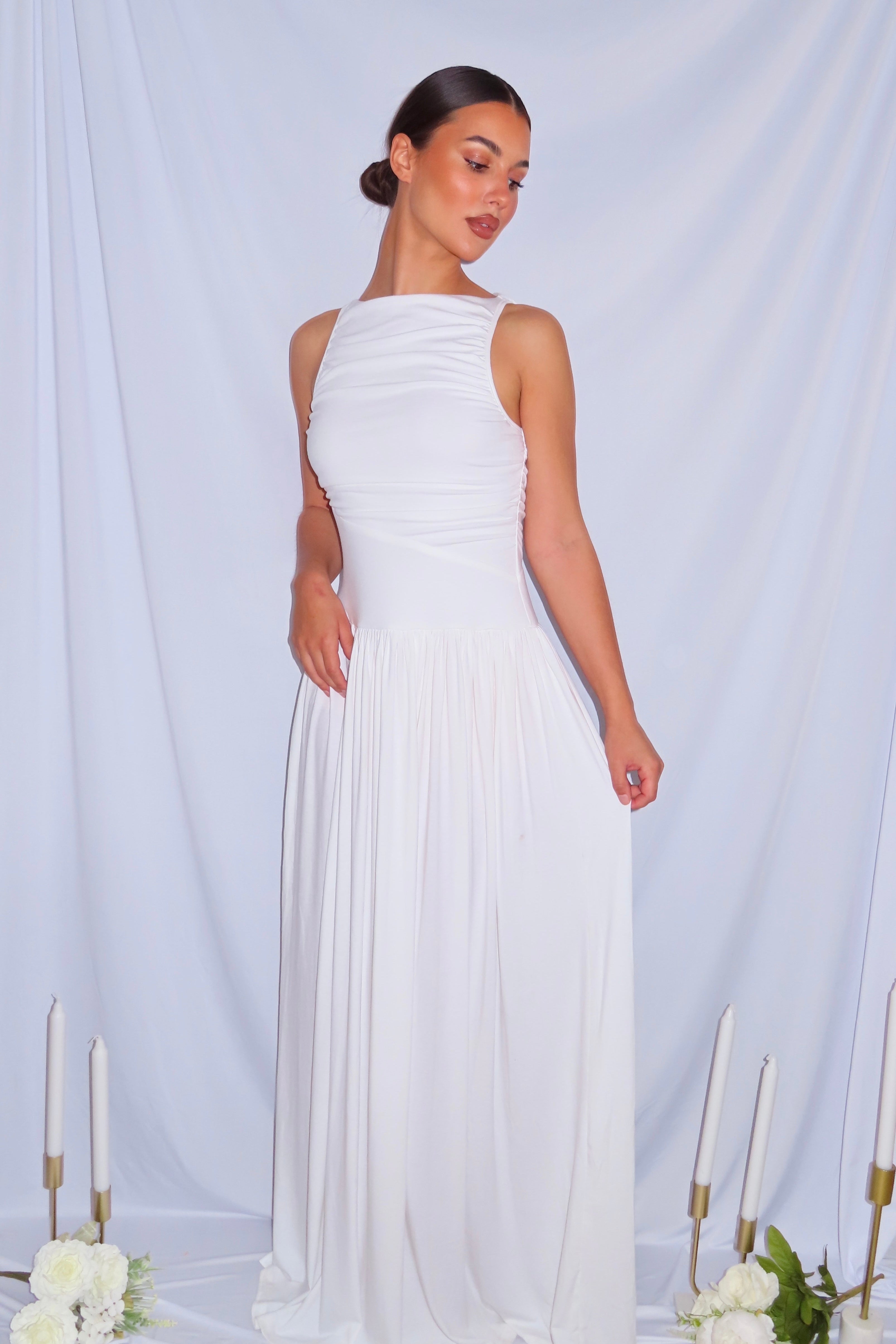 Robe Blanche Longue et Fluide – Coupe Cintrée Et Matière Confort
